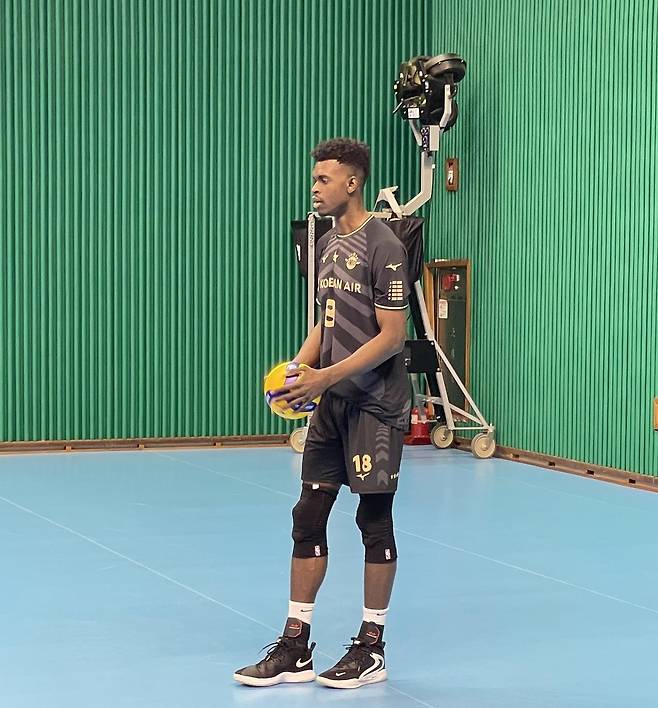 자체 연습경기서 서브 준비하는 대한항공의 마쏘 [대한항공 배구단 제공. 재판매 및 DB 금지]