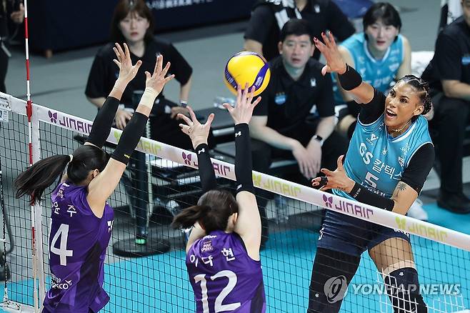 홀로 42득점 괴력 뽐낸 실바 (서울=연합뉴스) 서대연 기자 = 24일 서울 중구 장충체육관에서 열린 프로배구 2025?2026 V?리그 포스트시즌 여자부 준플레이오프 GS칼텍스와 흥국생명의 경기.
GS칼텍스 지젤 실바가 공격하고 있다. 실바는 이날 경기에서 42득점에 공격 성공률 59.15%의 괴력을 뽐내며 팀의 세트 점수 3-1(19-25 25-21 25-18 25-23) 승리를 견인했다. 2026.3.24 dwise@yna.co.kr