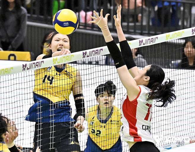 공격하는 현대건설의 양효진(왼쪽) [한국배구연맹 제공. 재판매 및 DB 금지]