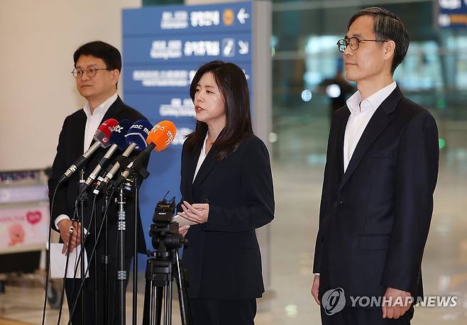 마약왕 박왕열 송환 브리핑 (영종도=연합뉴스) 신준희 기자 = 필리핀에서 교민 3명 살해, 탈옥, 국내 마약 유통 등을 일삼으며 '마약왕'으로 불리던 박왕열씨가 25일 인천국제공항을 통해 국내로 송환된 가운데 이지연 법무부 국제형사과장이 브리핑을 하고 있다. 2026.3.25 hama@yna.co.kr