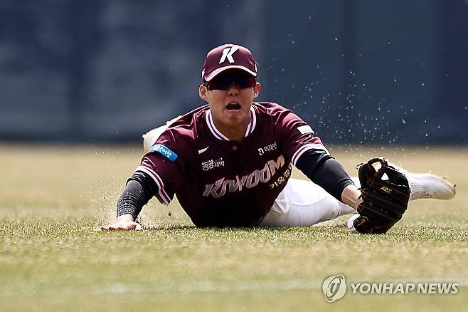 박찬혁 ‘아쉽다’ (서울=연합뉴스) 윤동진 기자 = 23일 잠실야구장에서 열린 2026 KBO리그 시범 경기 키움 히어로즈 대 LG트윈스 경기. 4회 말 2사 1루 때 키움 박찬혁이 LG 박동원의 타구를 놓치고 있다. 2026.3.23 mon@yna.co.kr