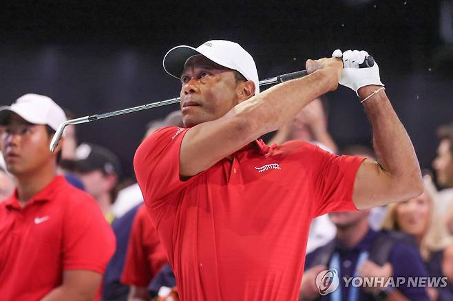 우즈의 아이언샷 스윙 모습. 왼쪽은 김주형 [AP=연합뉴스]