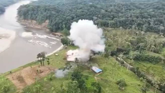 미 국방부가 공개 한 "마약테러조직 훈련소 폭격" 영상 캡처 [미 국방부 수석대변인 숀 파넬 X 공식계정 @SeanParnellASW 캡처. DB 및 재판매 금지]