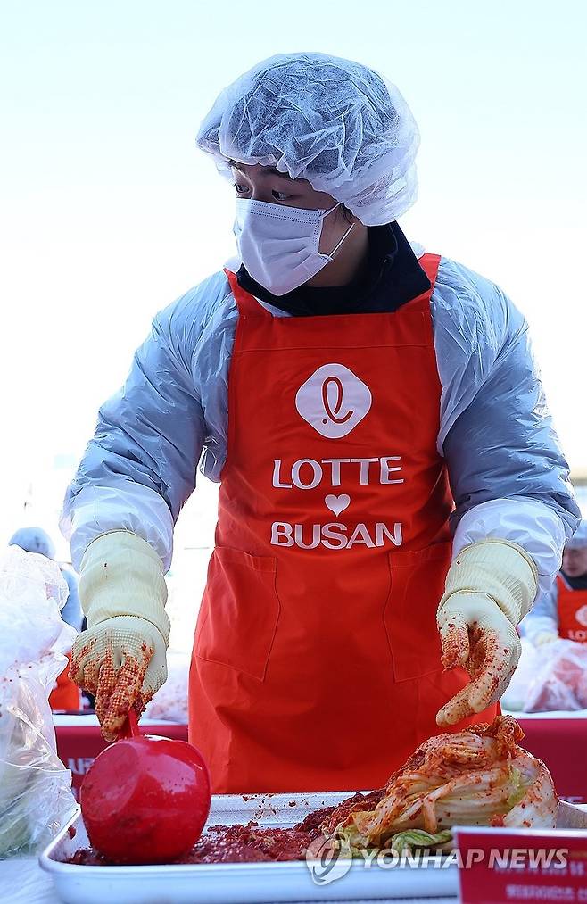 김장하는 한태양 (부산=연합뉴스) 손형주 기자 = 3일 부산 동래구 사직야구장 광장에서 열린 1만포기 김장담그기 행사에서 롯데자이언츠 한태양이 김장을 하고 있다. 올해로 15회째를 맞은 롯데의 대표적인 지역 상생 프로그램인 1만포기 김장 담그기 행사는 부산지역 롯데 21개 계열사 임직원 100여명이 참가했다. 2025.12.3 handbrother@yna.co.kr
