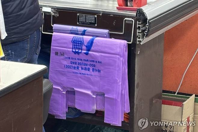구로구 한 마트에 있는 종량제봉투 (서울=연합뉴스) 이진주 인턴기자 = 지난 24일 서울 구로구 한 마트에 걸려 있는 종량제봉투. 50ℓ와 75ℓ는 품절 상태다. 2026.3.25