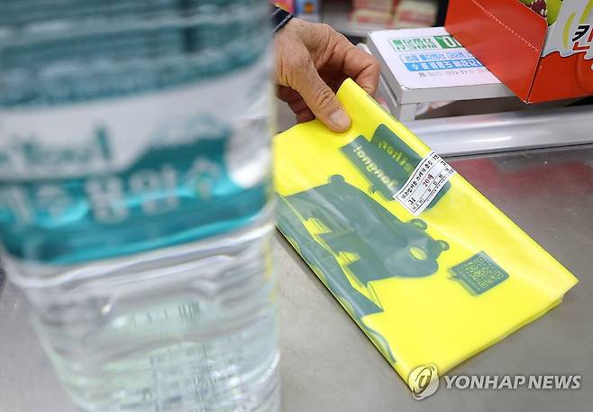 중동사태 종량제봉투 수급에 영향 가능성 (서울=연합뉴스) 이지은 기자 = 지난 24일 서울시내 한 마트에서 시민이 음식물쓰레기 종량제봉투를 구매하고 있다. 2026.3.25