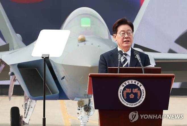 이재명 대통령, KF-21 양산 1호기 출고 격려 (사천=연합뉴스) 한상균 기자 = 이재명 대통령이 25일 경남 사천 한국항공우주산업(KAI)에서 열린 KF-21 양산 1호기 출고식에서 격려사를 하고 있다. 2026.3.25 [청와대통신사진기자단] xyz@yna.co.kr