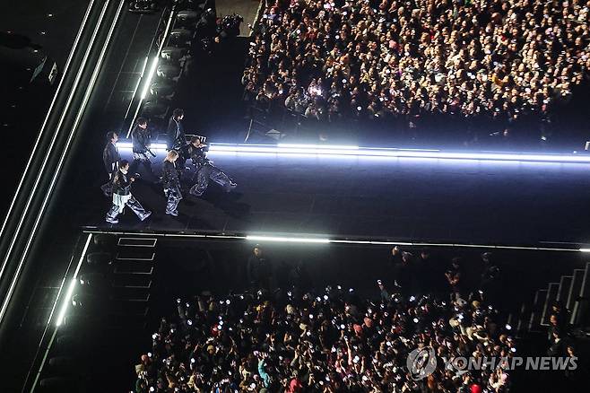 다시 아미들 앞에 선 방탄소년단 (서울=연합뉴스) 그룹 방탄소년단(BTS)이 21일 서울 광화문 광장에서 정규 5집 '아리랑'(ARIRANG) 발매를 기념해 무료 공연 'BTS 컴백 라이브: 아리랑'(BTS THE COMEBACK LIVE｜ARIRANG)을 열고 있다. 2026.3.21 [사진공동취재단] photo@yna.co.kr