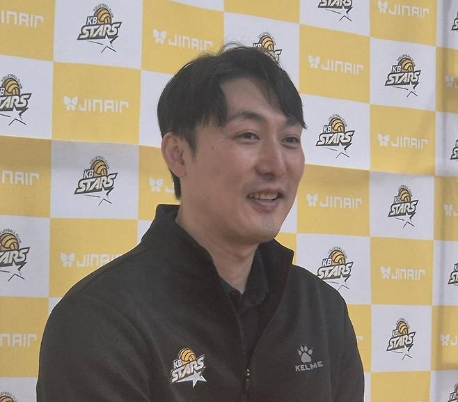 질문듣는 하현용 감독대행 (의정부=연합뉴스) 김경윤 기자 = 하현용 KB손해보험 감독대행이 25일 경기도 의정부 경민대 체육관에서 열리는 프로배구 2025-2026 V리그 남자부 우리카드와 준플레이오프(준PO)를 앞두고 취재진 질문에 답변하고 있다. 2026.3.25. cycle@yna.co.kr