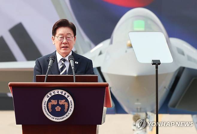 이재명 대통령, KF-21 양산 1호기 출고 격려 (사천=연합뉴스) 한상균 기자 = 이재명 대통령이 25일 경남 사천 한국항공우주산업(KAI)에서 열린 KF-21 양산 1호기 출고식에서 격려사를 하고 있다. 2026.3.25 [청와대통신사진기자단] xyz@yna.co.kr