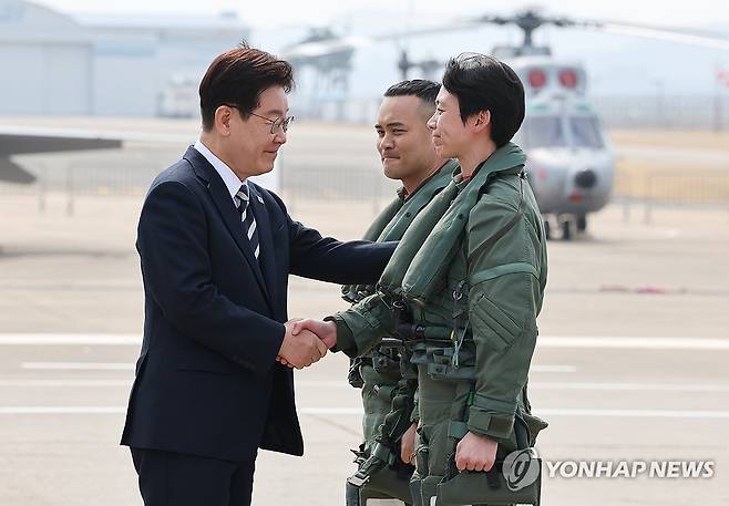 이재명 대통령, KF-21 조종사 격려 (사천=연합뉴스) 한상균 기자 = 이재명 대통령이 25일 경남 사천 한국항공우주산업(KAI)에서 열린 KF-21 양산 1호기 출고식에서 조종사들을 격려하고 있다. 2026.3.25 [청와대통신사진기자단] xyz@yna.co.kr