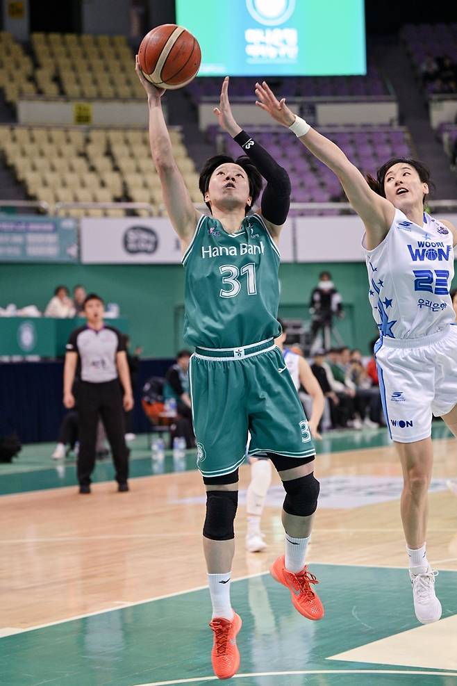 하나은행 진안의 슛 [WKBL 제공. 재판매 및 DB 금지]