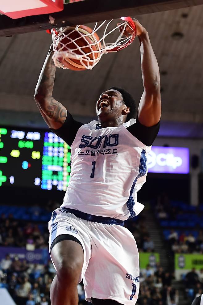 덩크슛 꽂아넣는 네이던 나이트 [KBL 제공. 재판매 및 DB 금지]