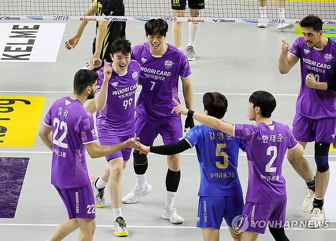 승리한 우리카드 (의정부=연합뉴스) 김병만 기자 = 25일 경기도 의정부 경민대 체육관에서 열린 프로배구 2025-2026시즌 V리그 남자부 준플레이오프 KB손해보험-우리카드 경기. 우리카드 선수들이 득점 후 환호하고 있다. 2026.3.25 kimb01@yna.co.kr