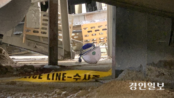지난 11일 이천시 호법면의 한 자갈·모래 제조 공장에 경찰 통제선이 설치된 가운데 컨베이어벨트 설비 아래 안전모가 놓여 있다. 이곳에서는 전날 베트남 국적의 20대 노동자가 설비 점검에 나섰다가 컨베이어벨트에 끼여 숨졌다. 2026.3.11 /유혜연기자 pi@kyeongin.con