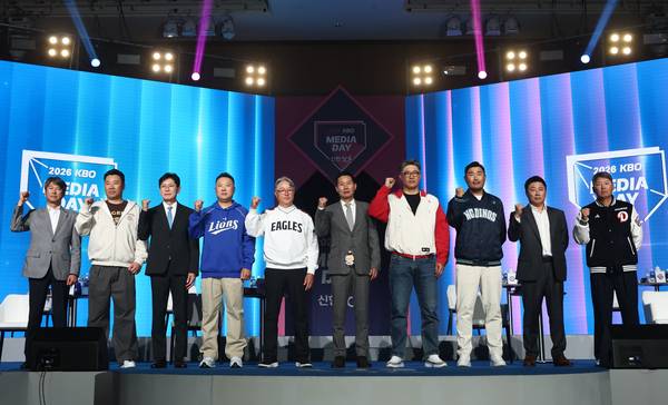 26일 서울 롯데호텔 월드에서 열린 2026 신한 SOL KBO 리그 미디어데이에서 감독들이 기념 촬영하고 있다. 2026.3.26 /연합뉴스