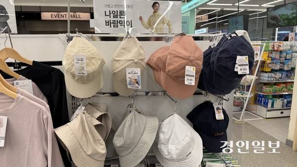 수원시내 한 다이소 의류코너에 다양한 시즌 상품이 진열돼 있다. 2026.3.26 /윤혜경기자 hyegyung@kyeongin.com