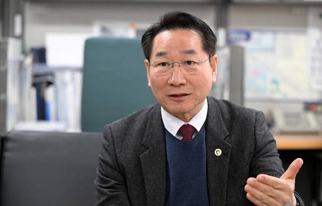 ▲&nbsp;유정복 인천시장이 지난 5일 시청 기자실에서 열린 신년 간담회에서 2026년도 시정 운영 방향을 설명하고 있다. /사진제공=인천시