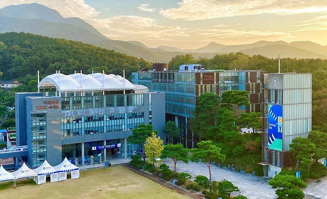 ▲ 안양대학교 전경. 안양대는 올해 인공지능 융합 선도대학을 최우선 과제로 삼아 글로벌 캠퍼스 구현을 본격화할 계획이다. /사진제공=안양대