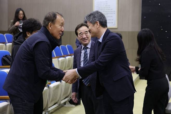 ▲&nbsp;26일 인천 중구의회 본회의장에서 '인천시 중구 인현동 화재 사고 관련 보상 조례' 개정안 통과 직후, (왼쪽부터) 이재원 유가족협의회장이 정동준 부의장, 박유진 중구 부구청장과 인사를 나누고 있다. /사진제공=인현동 화재 참사 유가족협의회