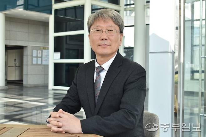 서명규 경기도교육청특수교육원장이 중부일보와 인터뷰를 진행하고 있다. 이성관 기자