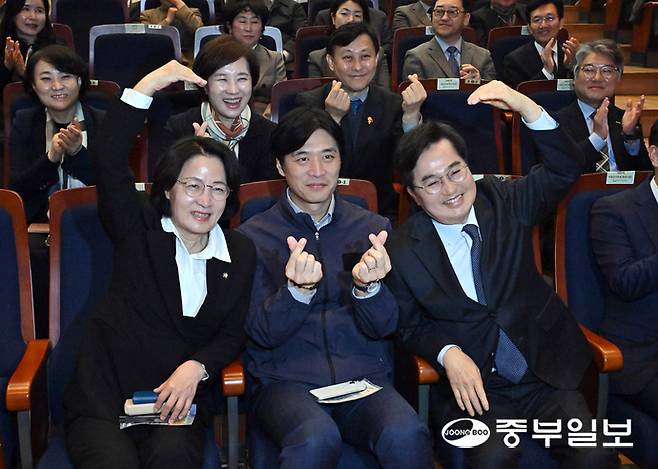 26일 오후 화성시 효행구 수원대학교 벨칸토아트센터에서 열린 '제22회 경기도 사회복지사대회'에서 제9회 전국동시지방선거 더불어민주당 경기도지사 경선 후보들이 포즈를 취하고 있다. 왼쪽부터 추미애, 한준호, 김동연 후보. 김경민기자