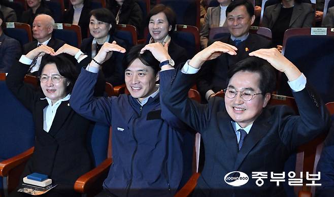 26일 오후 화성시 효행구 수원대학교 벨칸토아트센터에서 열린 '제22회 경기도 사회복지사대회'에서 제9회 전국동시지방선거 더불어민주당 경기도지사 경선 후보들이 포즈를 취하고 있다. 왼쪽부터 추미애, 한준호, 김동연 후보. 김경민기자