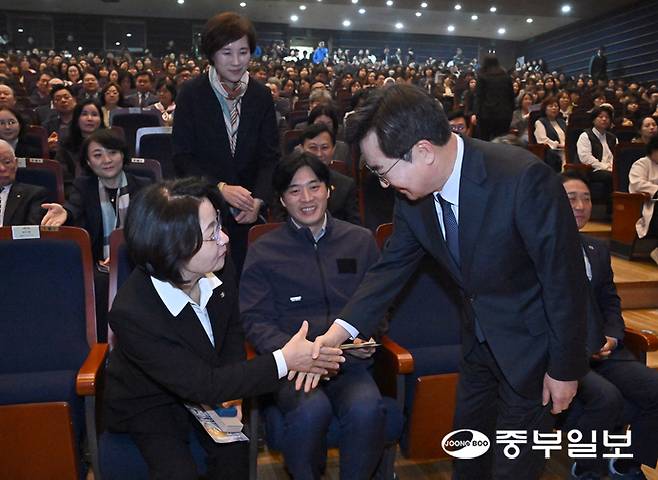 26일 오후 화성시 효행구 수원대학교 벨칸토아트센터에서 열린 '제22회 경기도 사회복지사대회'에서 제9회 전국동시지방선거 더불어민주당 경기도지사 경선 후보들이 인사를 나누고 있다. 왼쪽부터 추미애, 한준호, 김동연 후보. 김경민기자