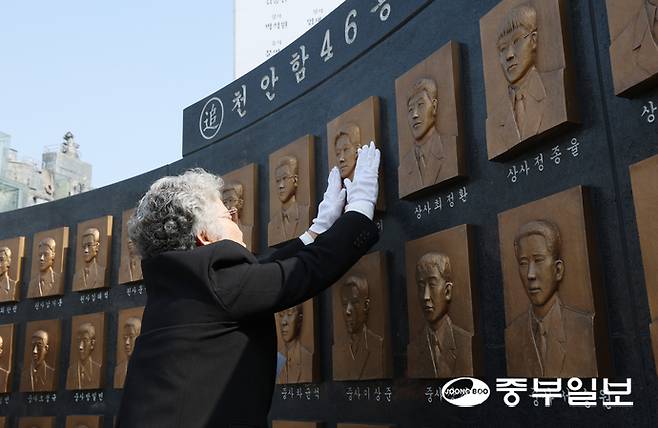 26일 오전 평택시 해군2함대에서 열린 '제16주기 천안함 46용사 추모식'에서 천안함 유가족이 추모비를 어루만지고 있다. 김경민기자