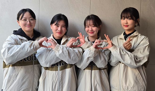 26일 인천 옥련국제사격장에서 열린 제27회 미추홀기 전국사격대회 2일째 여자 일반부 50m 3자세 단체전서 우승한 경기도청의 이슬비(사진 왼쪽부터)·금지현·강다연·한가을이 경기 직후 기념사진을 찍고 있다. 사진=경기도청