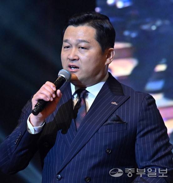 박찬수 경기도사회복지사협회장이 26일 수원대 벨칸토아트센터에서 '제22회 경기도사회복지사대회'에서 개회사를 전하고 있다. 김경민 기자