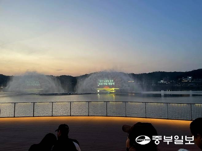 26일 '칠곡노을빛호수공원' 개장을 축하하는 미디어 파사드 음악분수 공연이 진행 중이다. 조미림 기자