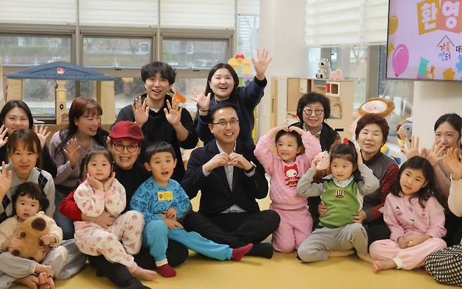 박희조 청장이 동구통합가족센터 내 공동육아나눔센터를 방문해 아이들과 기념 사진을 찍고 있다. (사진= 대전 동구)