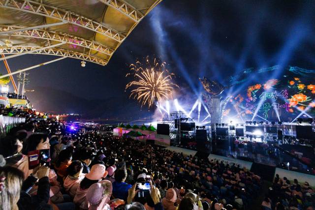 오는 5월 22일부터 24일까지 3일간 단양읍 수변무대와 단양군 일원에서 제42회 단양 소백산철쭉제를 개최한다. 사진은 지난해 행사 모습. 단양군 제공