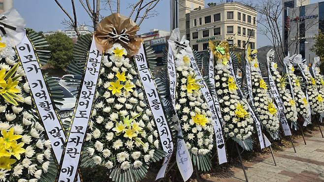 광주지방법원 순천지원 앞에 친부모의 가해로 숨진 해든이를 추모하는 근조화환들이 놓여있다./양준혁 기자