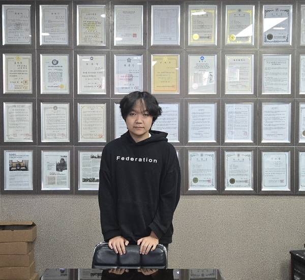 "컴퓨터 프로그램을 조작해 새 세상을 여는 것에 재미를 느낀다"는 티오 드미트리가 미소 짓고 있다.