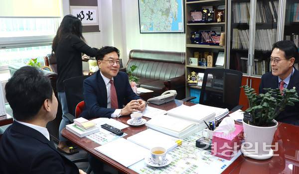 국민의힘 서범수 의원이 26일 이순걸 울주군수 등과 함께 이호현 기후에너지환경부 2차관을 만나 울산 울주군의 신규 원전 유치 적합성에 대해 설명하고 있다. 서범수의원실 제공