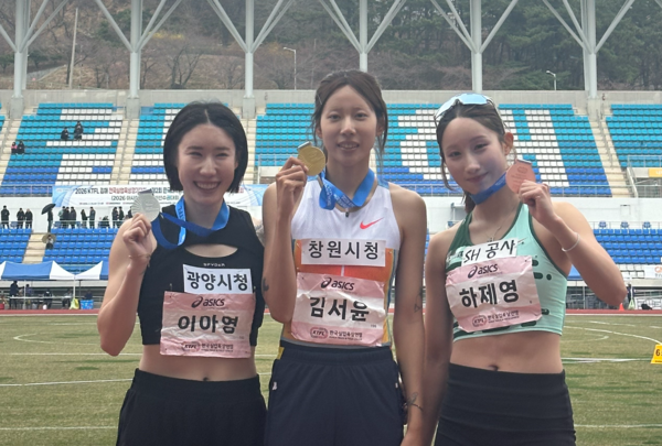 창원시청 육상팀 김서윤(가운데)이 25일 김해종합운동장에서 열린 '2026김해 전국실업육상경기대회' 여자일반부 400m 결승에서 1위를 차지한 뒤 기념 촬영을 하고 있다. /창원시청 육상팀