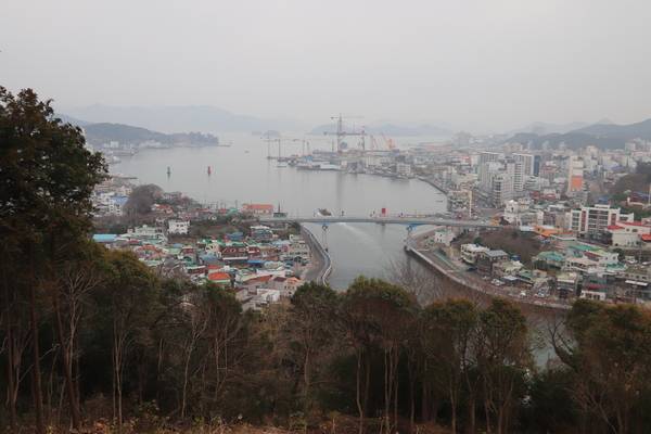 통영생태숲에서 본 통영운하와 통영항. /이서후 기자