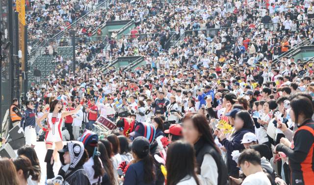 지난 15일 부산 사직구장에서 열린 프로야구 LG 트윈스와 롯데 자이언츠의 시범경기에서 관중들이 응원을 하고 있다. 이재찬 기자 chan@