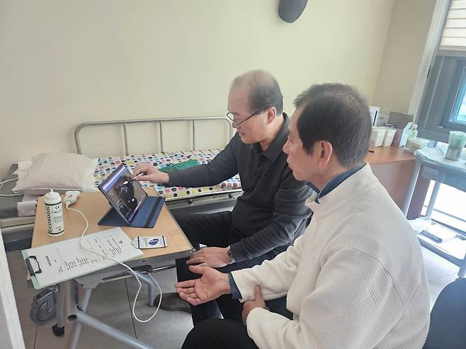 ▲ 정용구 김천의료원장(왼쪽)의 진료 모습. 김천의료원