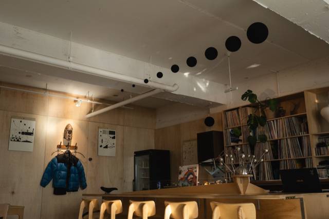 방상환 작가의 개인전 ‘템포‘가 열리고 있는 창원 도계동 사운드 펍 템포 전경.