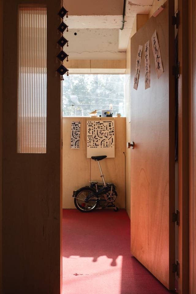 방상환 작가의 개인전 ‘템포‘가 열리고 있는 창원 도계동 사운드 펍 템포 전경.