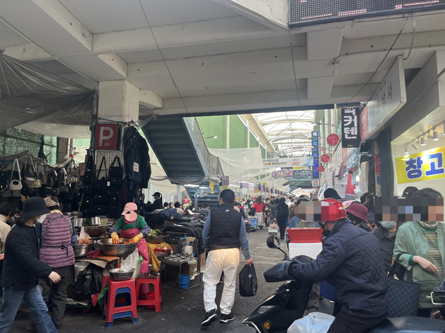 지난 24일 오후 4시께 대구 서문시장 통로가 시민들로 붐볐다. 김도경 수습기자