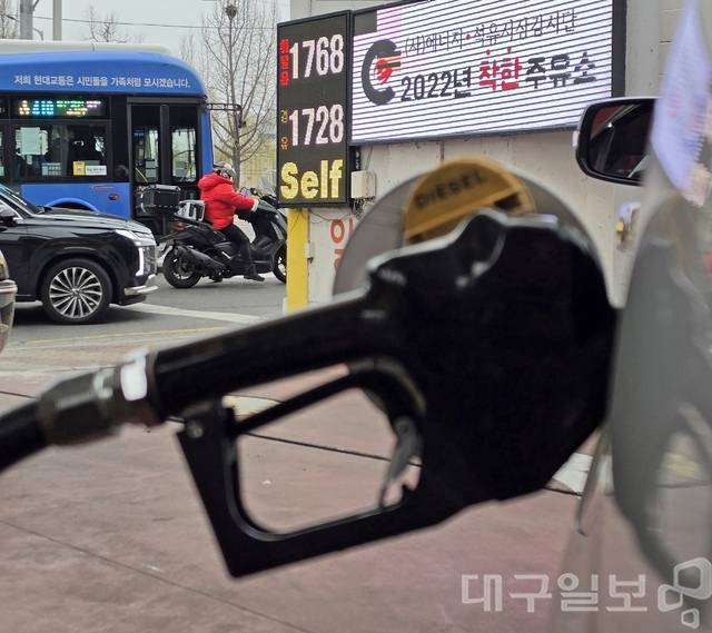 2차 석유 최고가격제 발표를 앞두고 대구와 경북지역의 기름값이 다시 상승전환했다. 대구일보DB