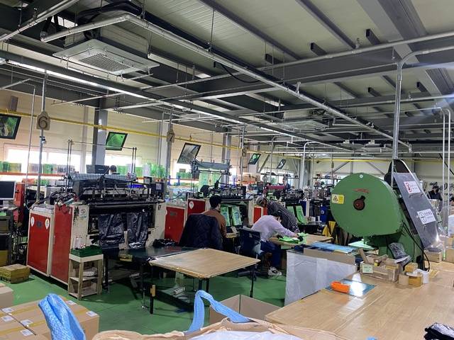 26일 한국지체장애인협회 달성군장애인재활자립장에서 작업자들이 종량제 봉투 생산 업무를 하고 있다. 김재호 기자