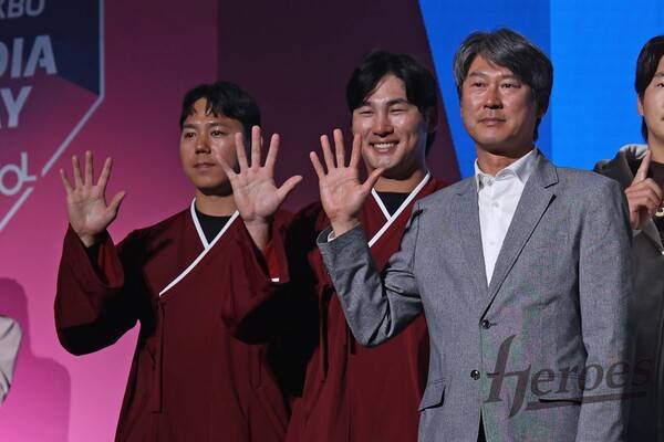 손가락 다섯개를 펼친 설종진 감독(사진=키움)