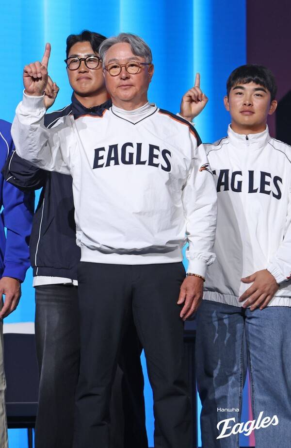 손가락 1을 들어 보인 김경문 감독(사진=한화)