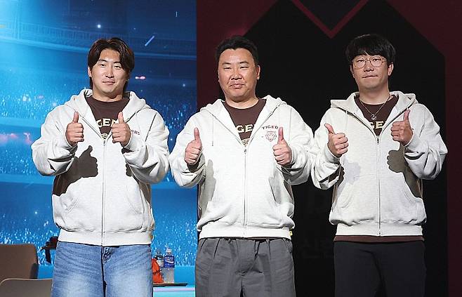 KIA 나성범(왼쪽부터), 이범호 감독, 양현종이 26일 서울 송파구 롯데호텔 월드에서 열린 2026 신한 SOL KBO리그 미디어데이에서 포즈를 취하고 있다. 뉴시스