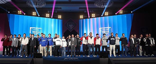 26일 서울 송파구 롯데호텔 월드에서 열린 2026 신한 SOL KBO리그 미디어데이에서 10개구단 감독 및 선수들이 기념촬영을 하고 있다. 뉴시스